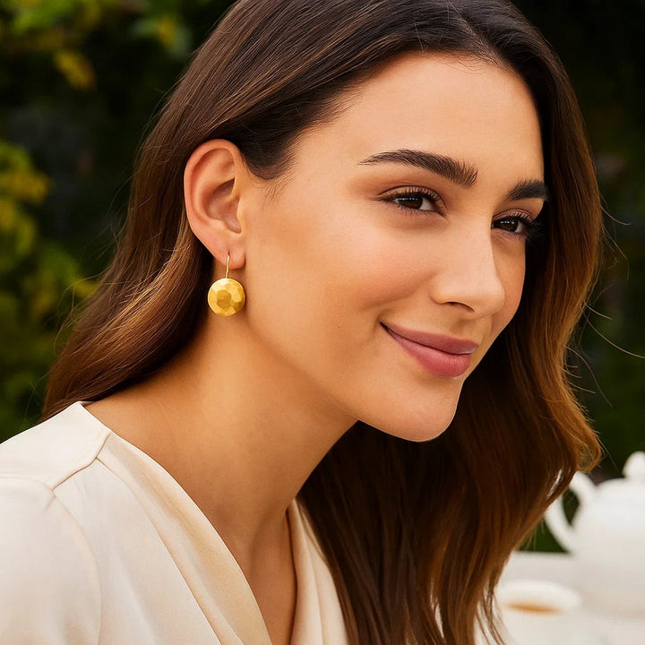 14k geelgouden oorbellen met gehamerde textuur en schijfvormige druppel, medium