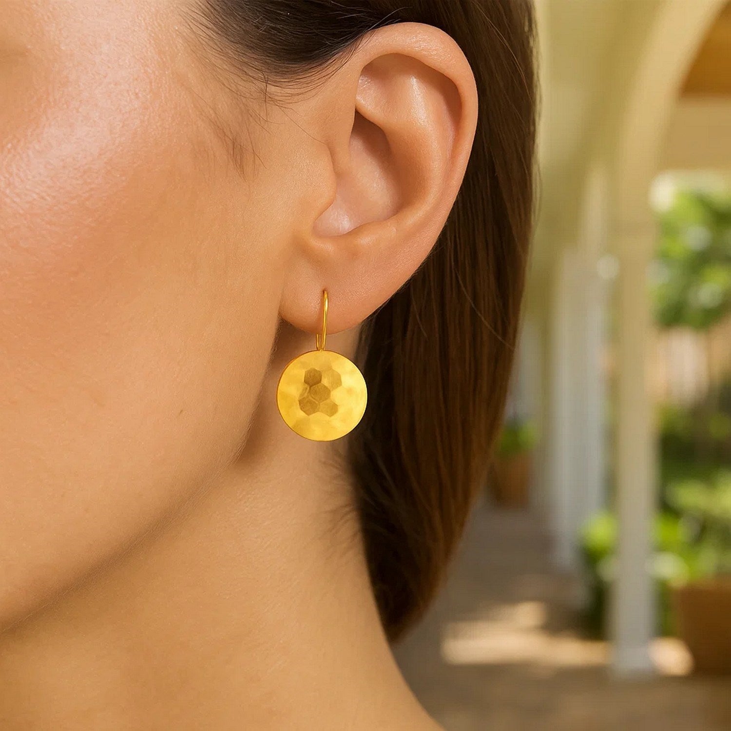 14k geelgouden oorbellen met gehamerde textuur en schijfvormige druppel, medium