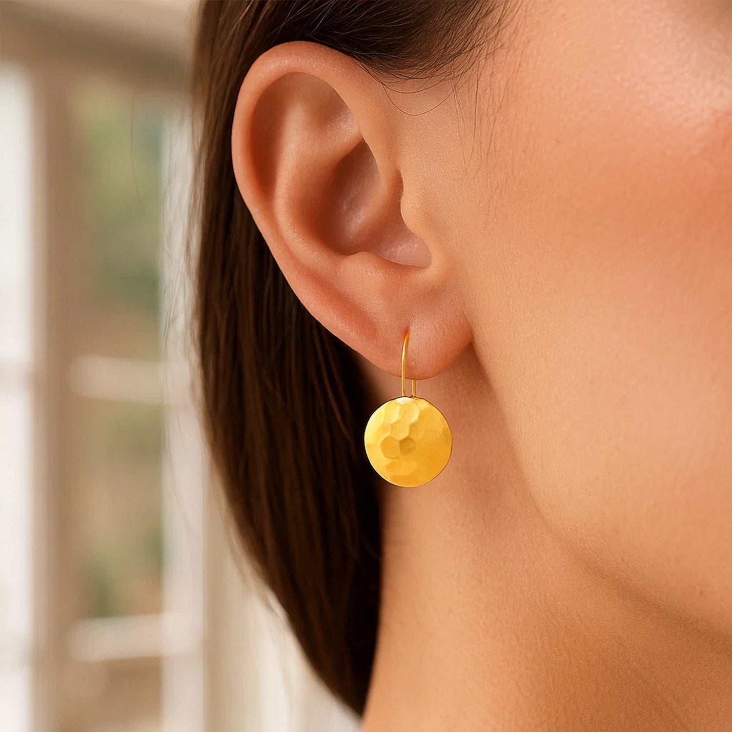 14k geelgouden oorbellen met gehamerde textuur en schijfvormige druppel, medium