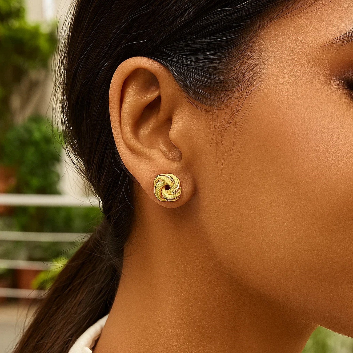 14k geelgouden oorbellen met verweven liefdesknoop