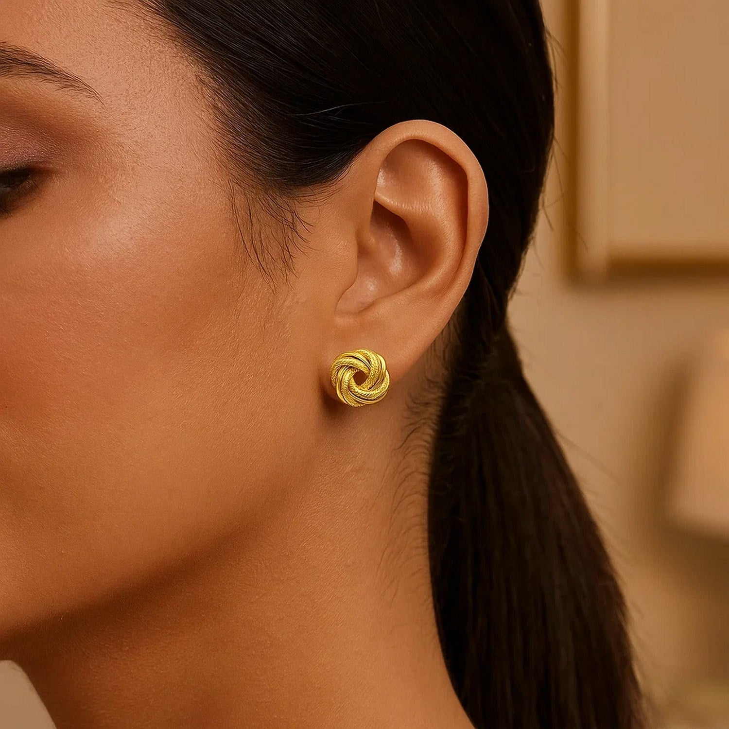 14k geelgouden oorbellen met verweven liefdesknoop