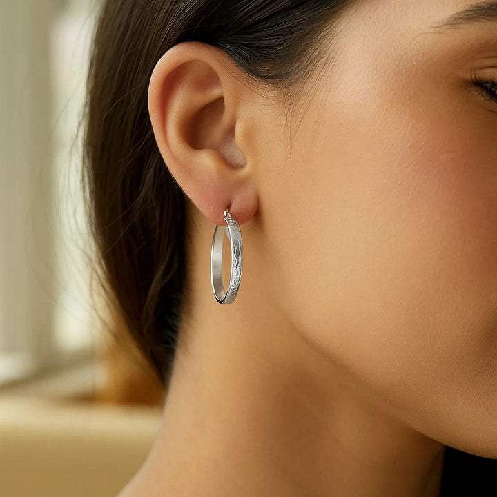Boucles d'oreilles créoles en argent sterling martelé avec plaquage rhodium (4 x 30 mm)
