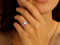 Bague solitaire en or blanc 14 carats sertie d'un diamant rond de 1 carat, cultivé en laboratoire (IGI G/VS1), en or blanc 14 carats.
